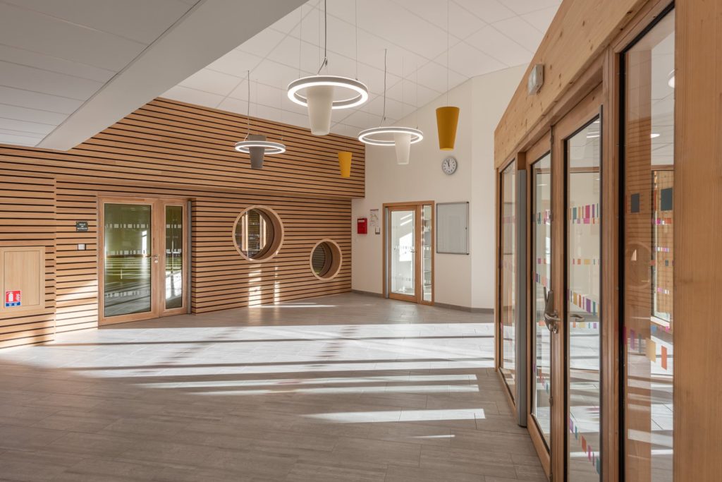 hall d'entrée en bois et suspensions