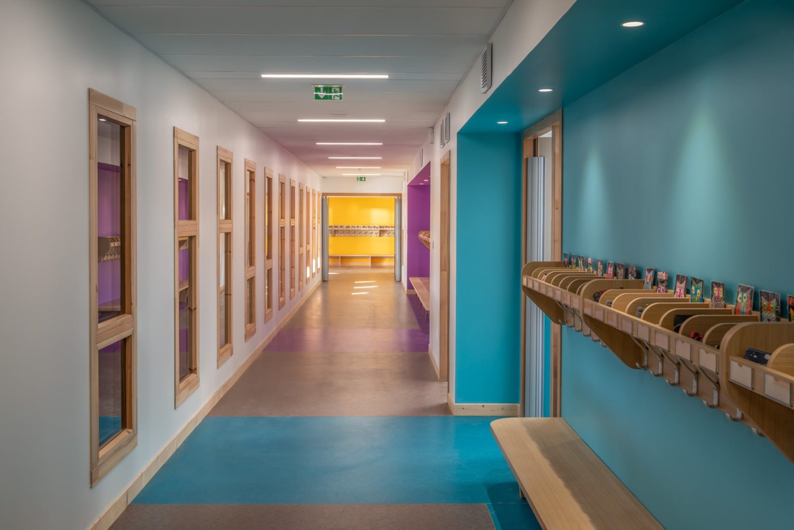 couloir coloré dans un groupe scolaire