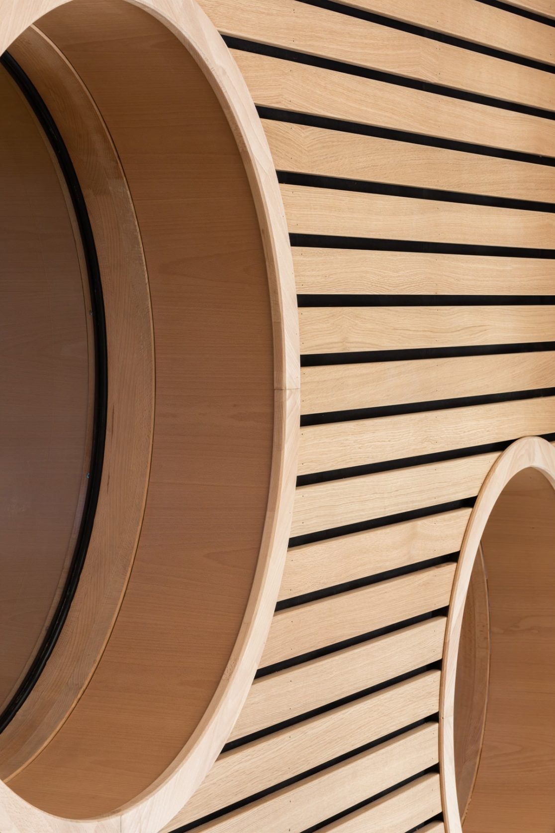 hublots vitrés et habillages bois