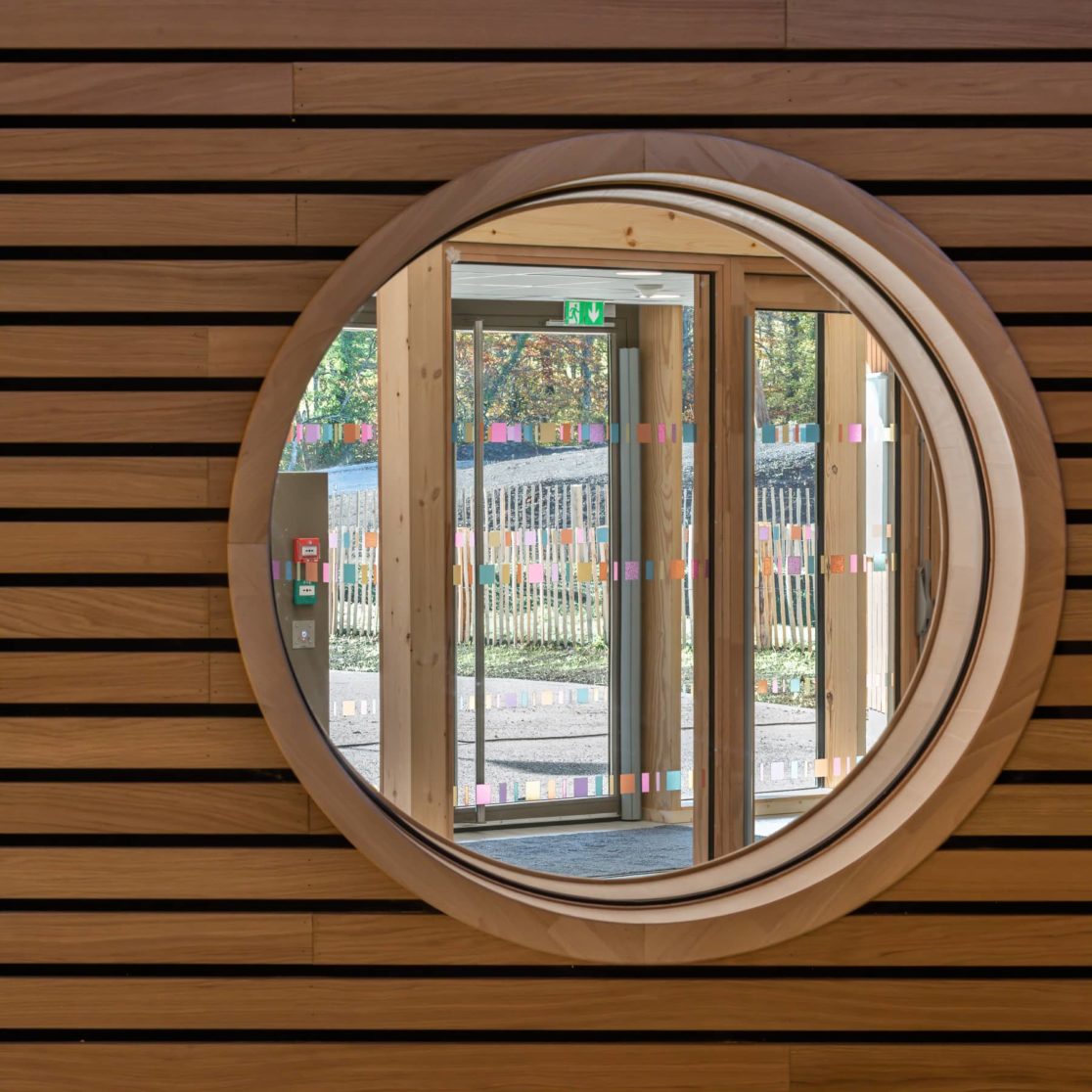 hublot vitré donnant sur l'extérieur du bâtiment