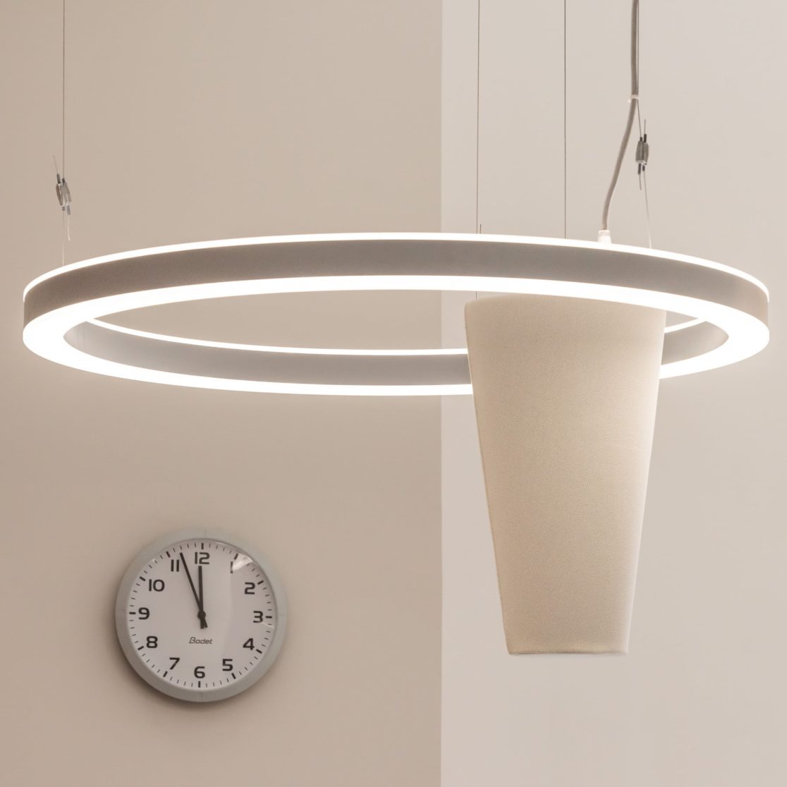 suspensions acoustiques, éclairage et pendule