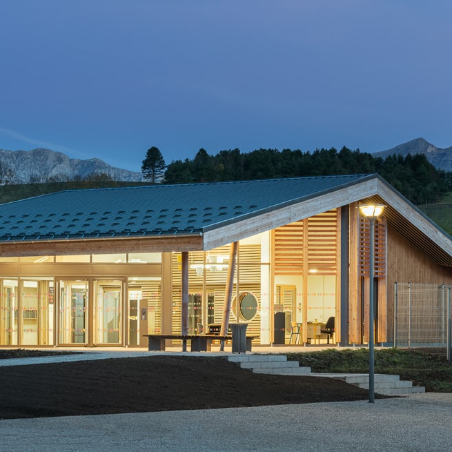 bâtiment architecture photographié à l'heure bleue