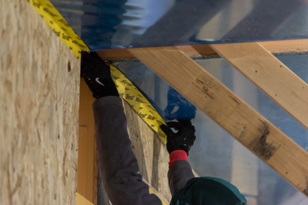 pose de scotch d'étanchéité à l'air