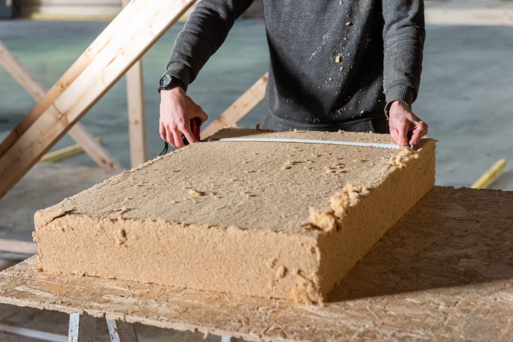 découpe d'isolant en laine de bois