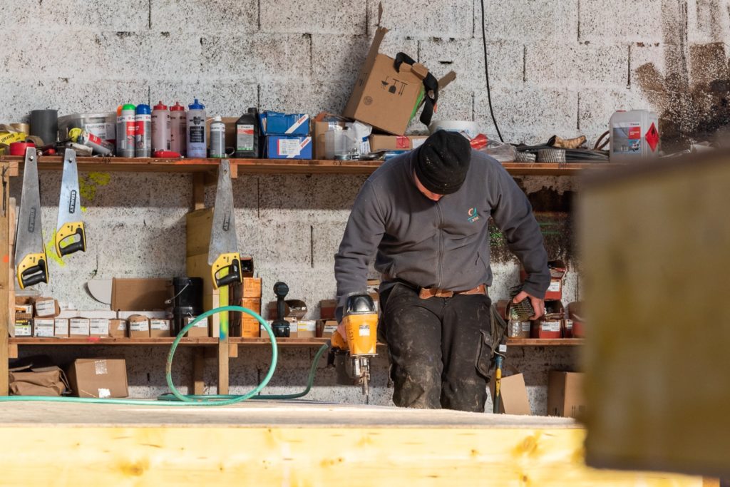 clouage panneau de bois
