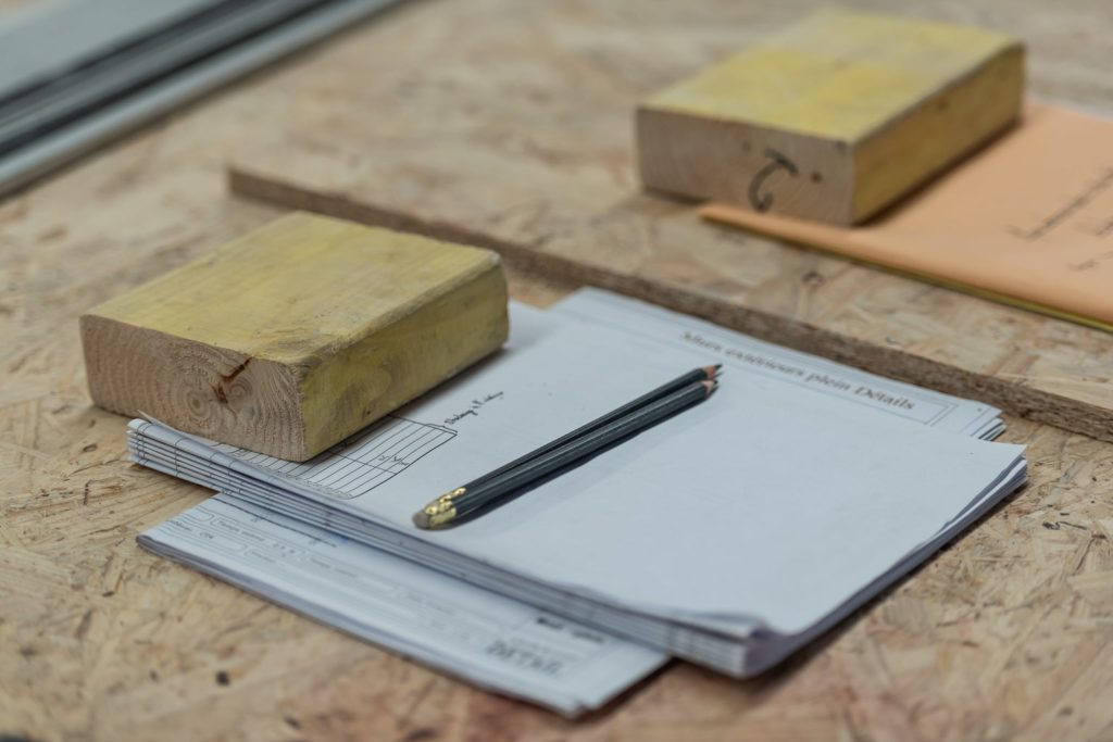 carnet de détails assemblage bois dans l'atelier