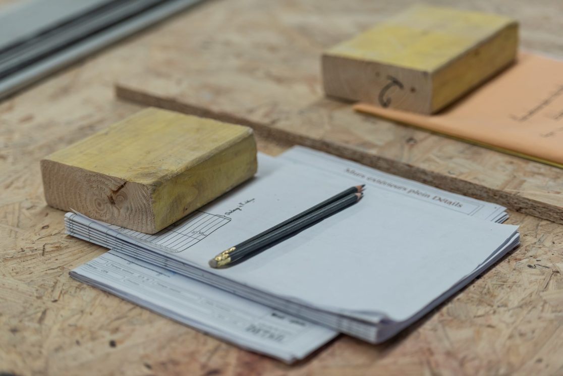 carnet de détails assemblage bois dans l'atelier