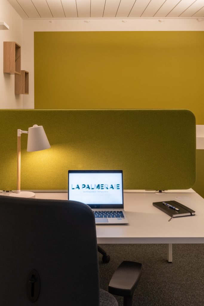 bureau avec laptop et lampe