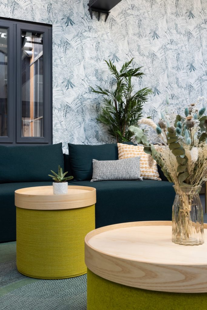 canapé et papier peint décoratif