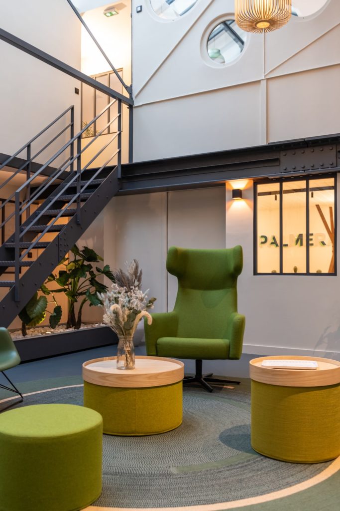 lounge avec fauteuil et escalier métallique