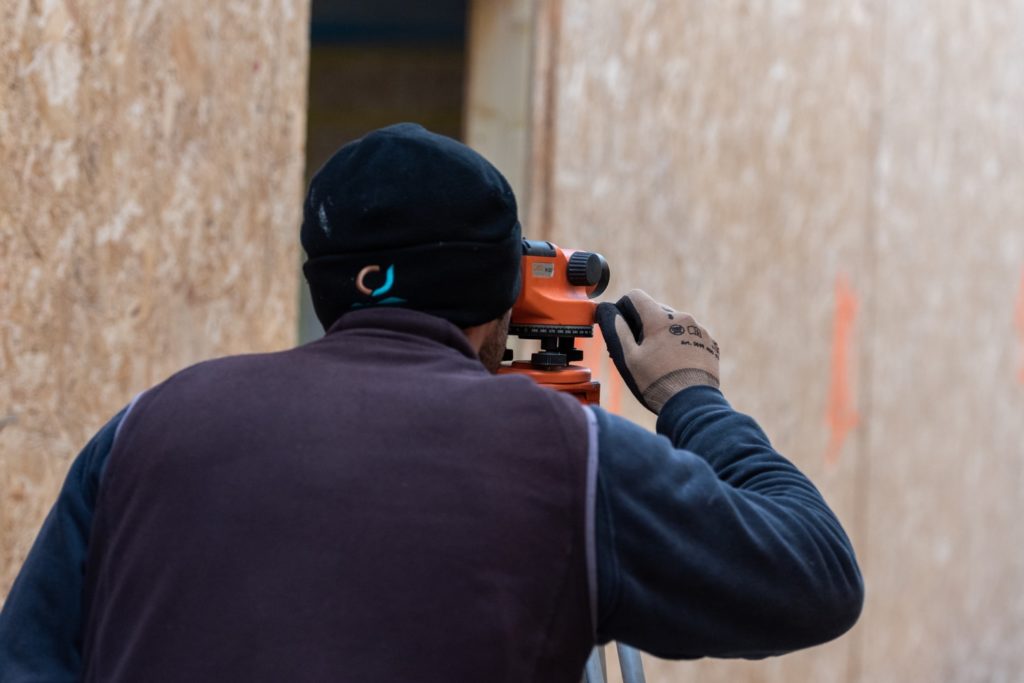 homme qui mesure un niveau