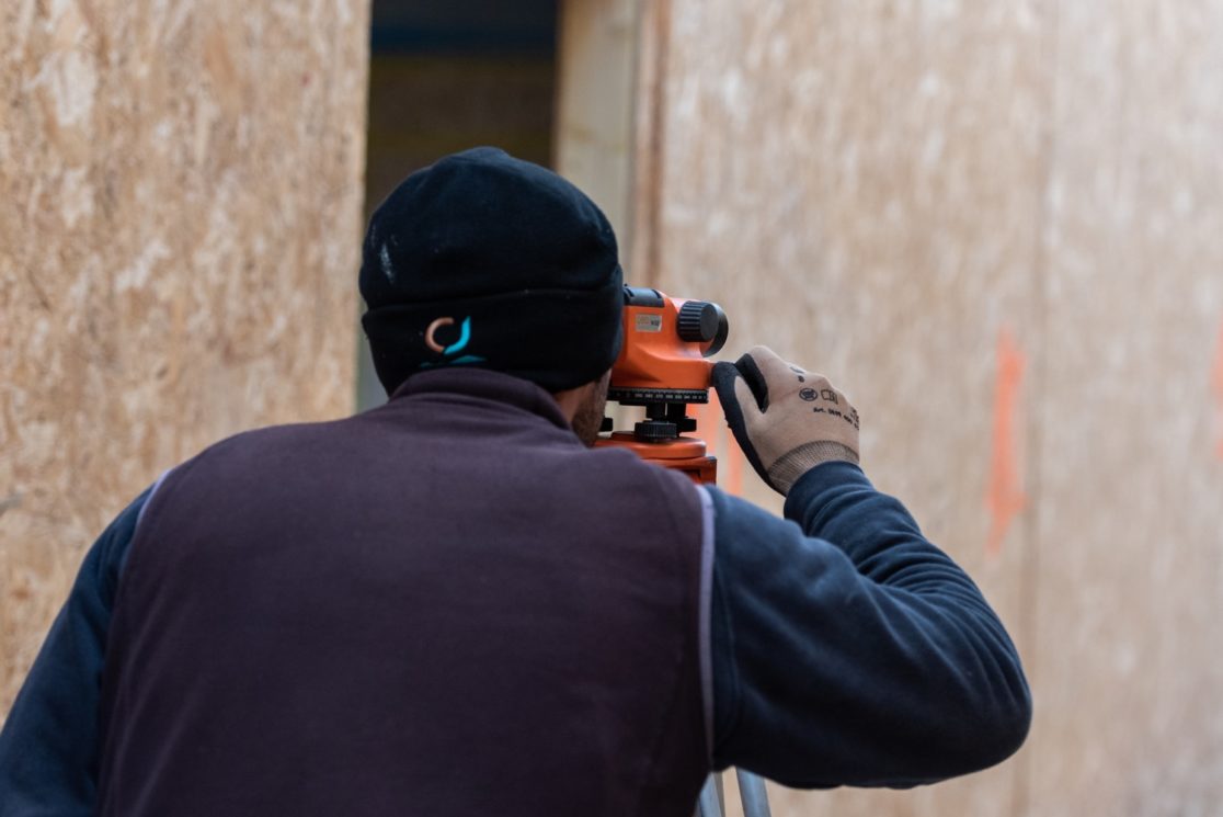 homme qui mesure un niveau