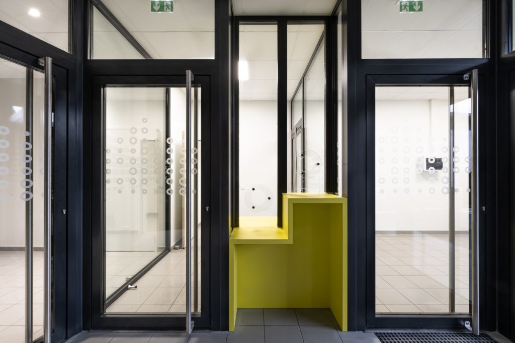 banque d'accueil et ensemble vitré