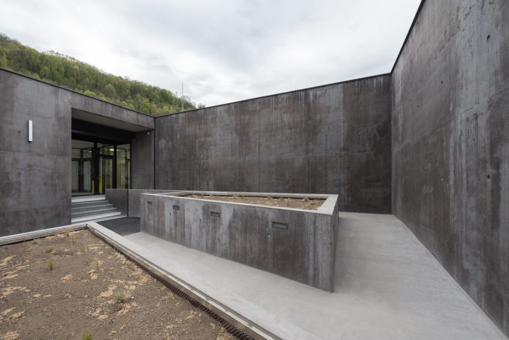 patio en béton coloré