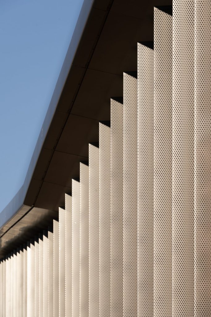 façade avec des brises soleils