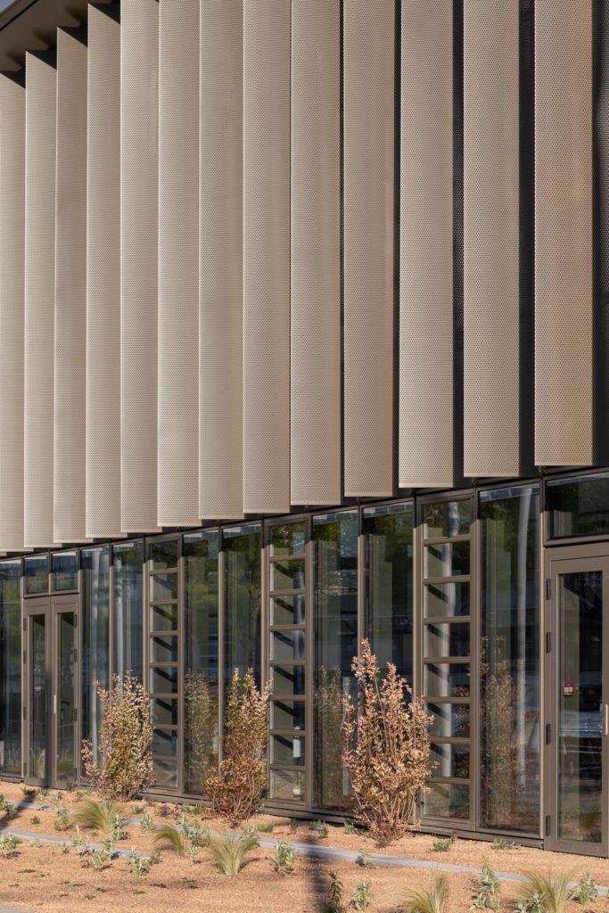 façade avec des brises soleils