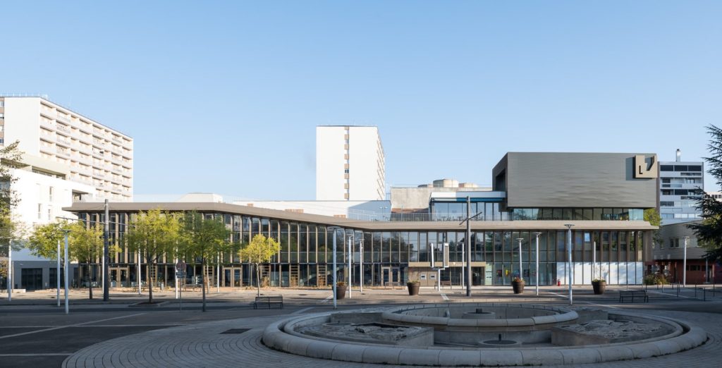 bâtiment de jour avec des façades vitrées