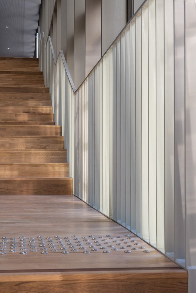 escalier en bois et garde corps métallique