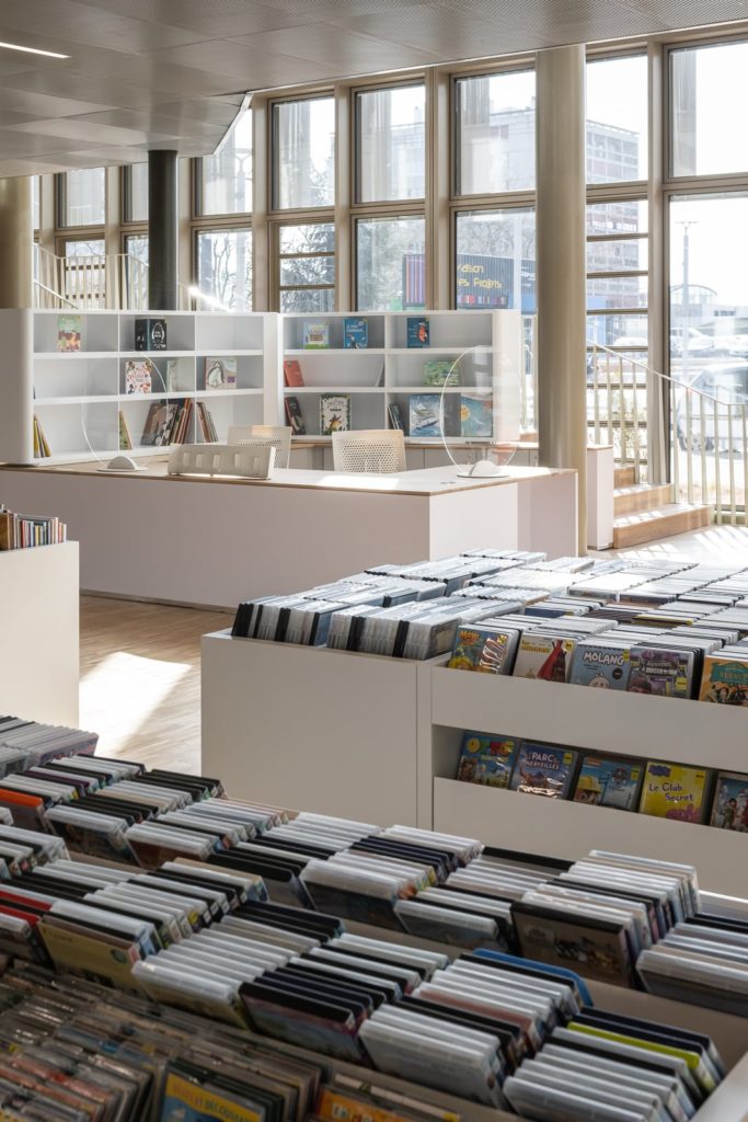 bacs dvd dans une médiathèque