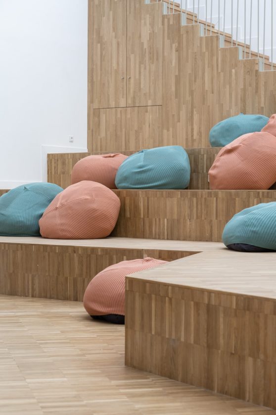 estrades et poufs