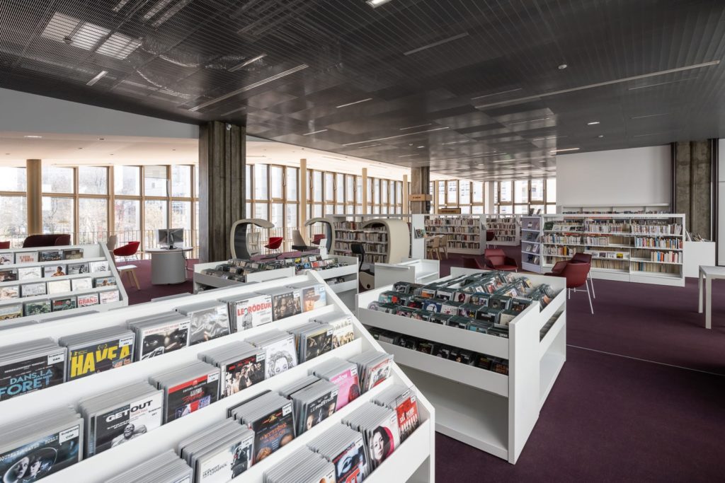 étage d'une médiathèque