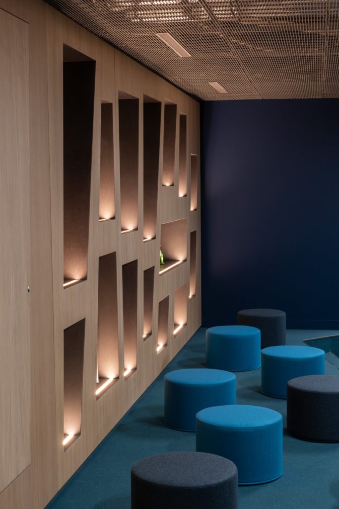 mur de niches et poufs