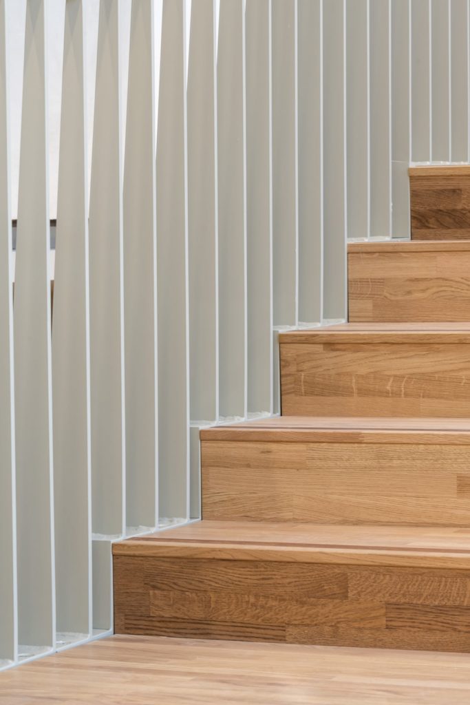 détail d'escalier bois et garde-corps métallique