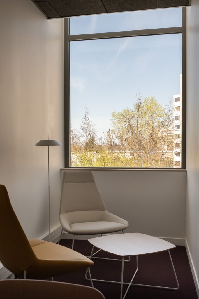 fauteuils prés d'une fenêtre