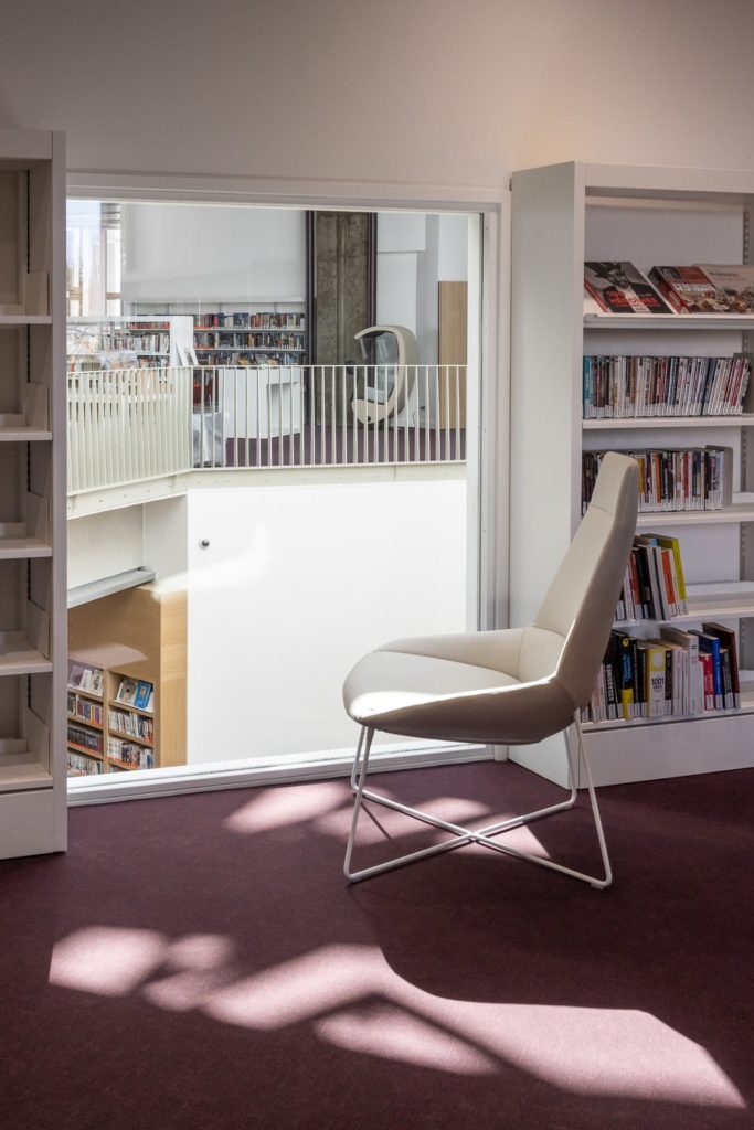 fauteuil prés d'une fenêtre