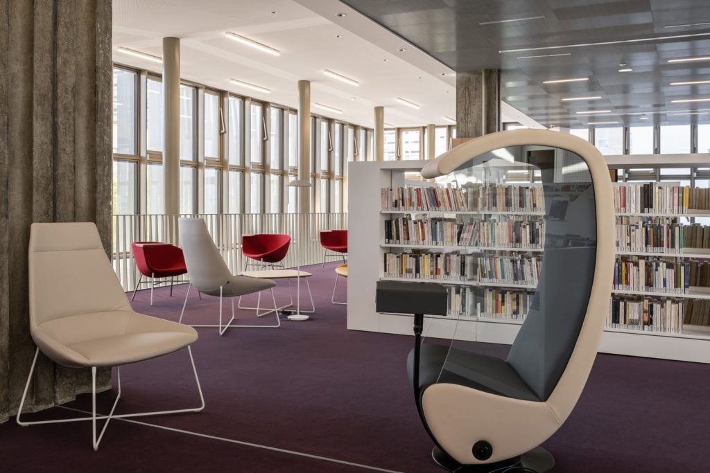 cabine d'écoute dans une médiathèque
