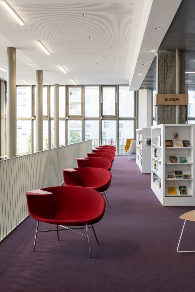 alignement de fauteuils pour lire