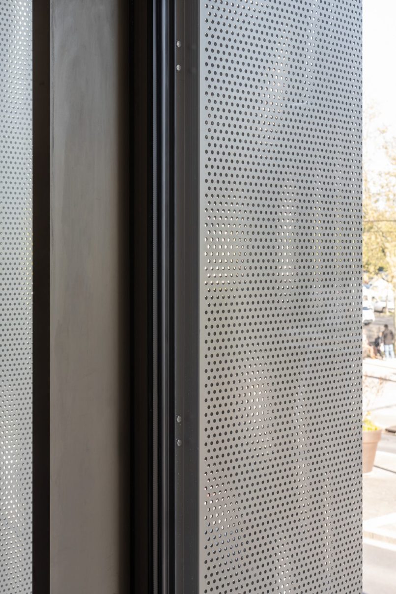 complexe de façade avec brise soleil