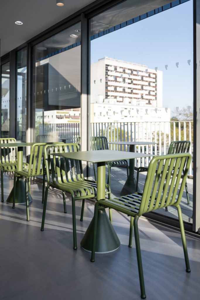 tables et chaises du café