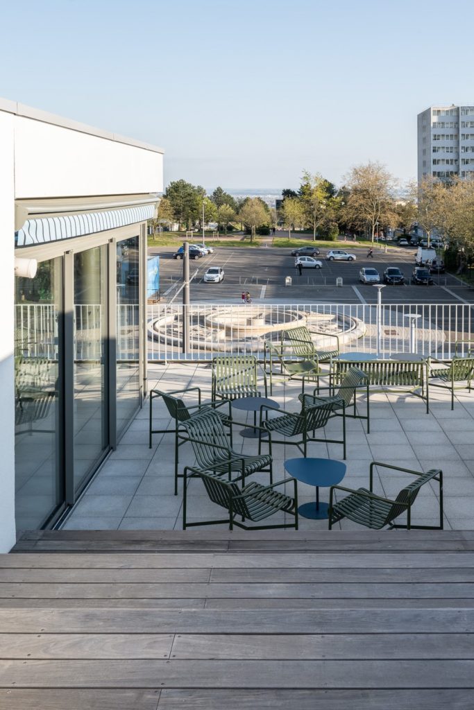 terrasse du café sur la ville