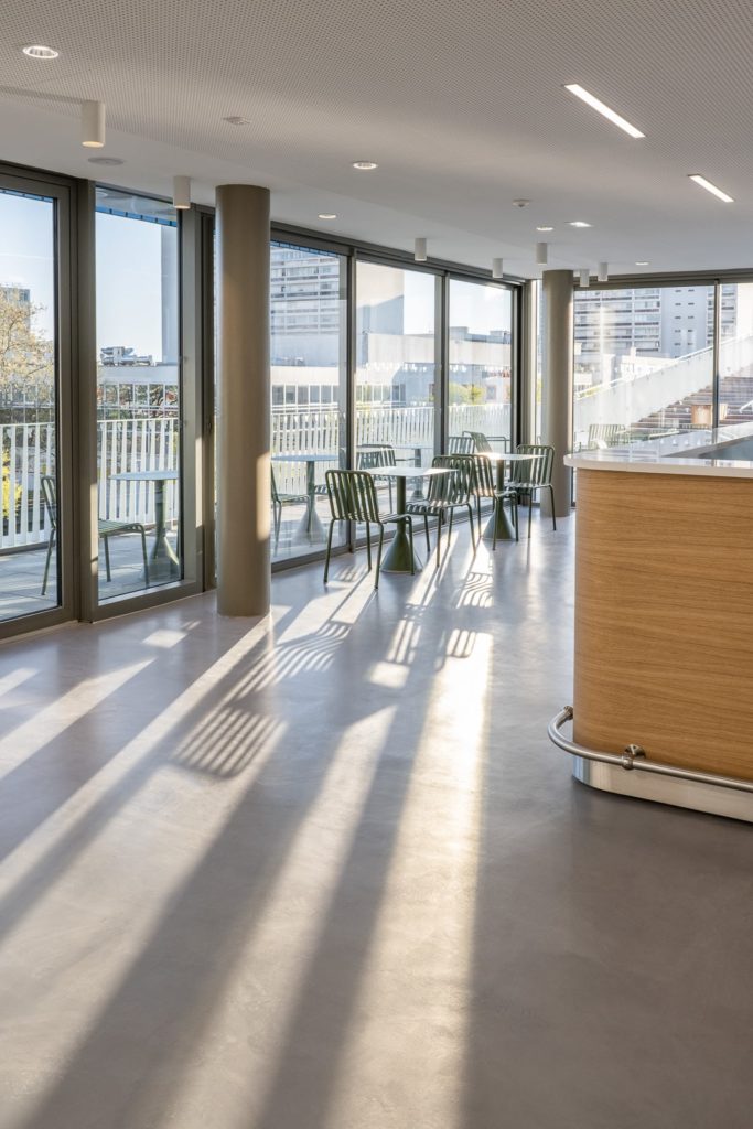 jeux de lumière dans le café