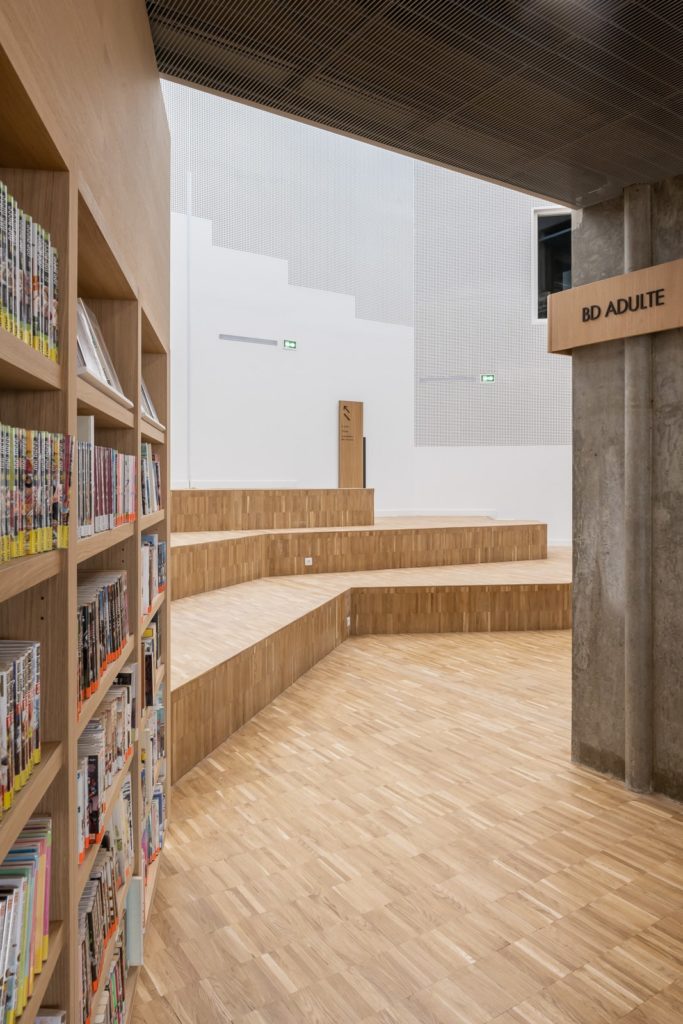 étagère de livres et estrades bois