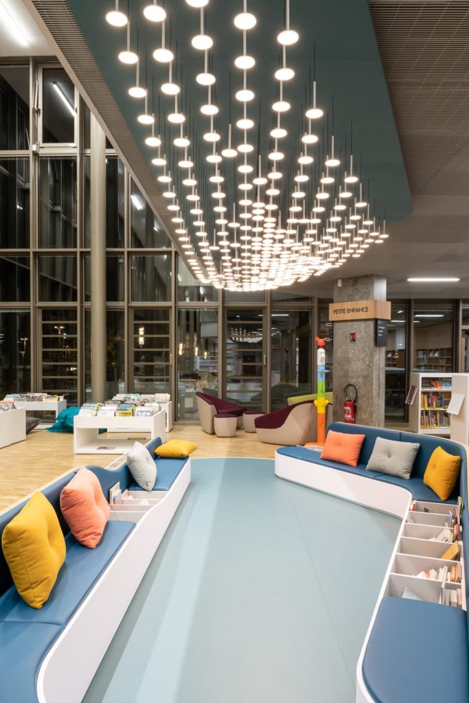 canapé de lecture pour les enfants