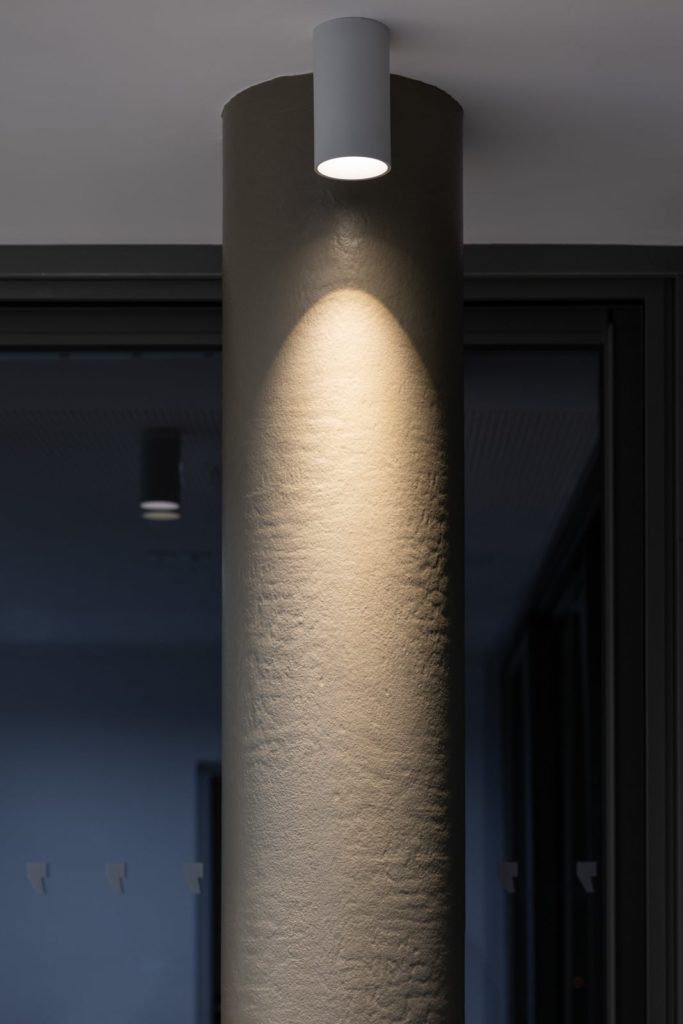 détail d'un poteau métallique avec éclairage