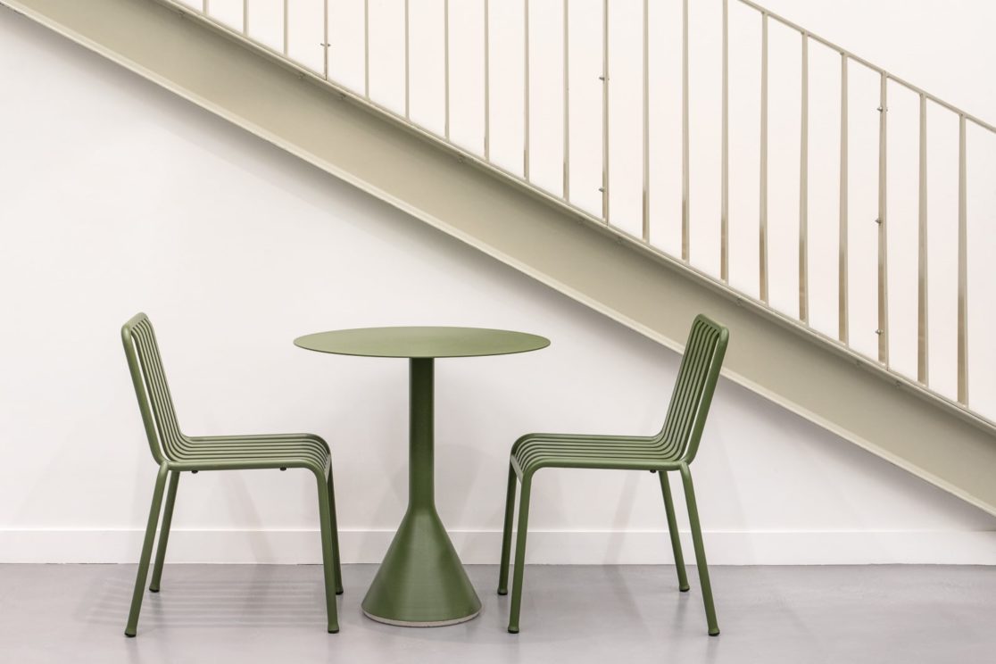 table et chaises de bistrot