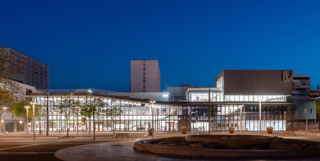 heure bleue sur les façades d'un bâtiment