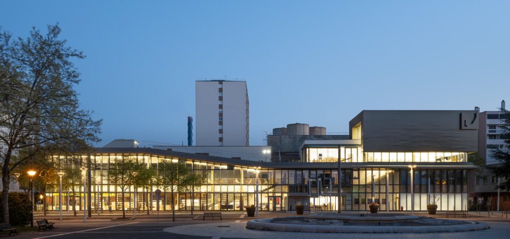 heure bleue sur les façades d'un bâtiment