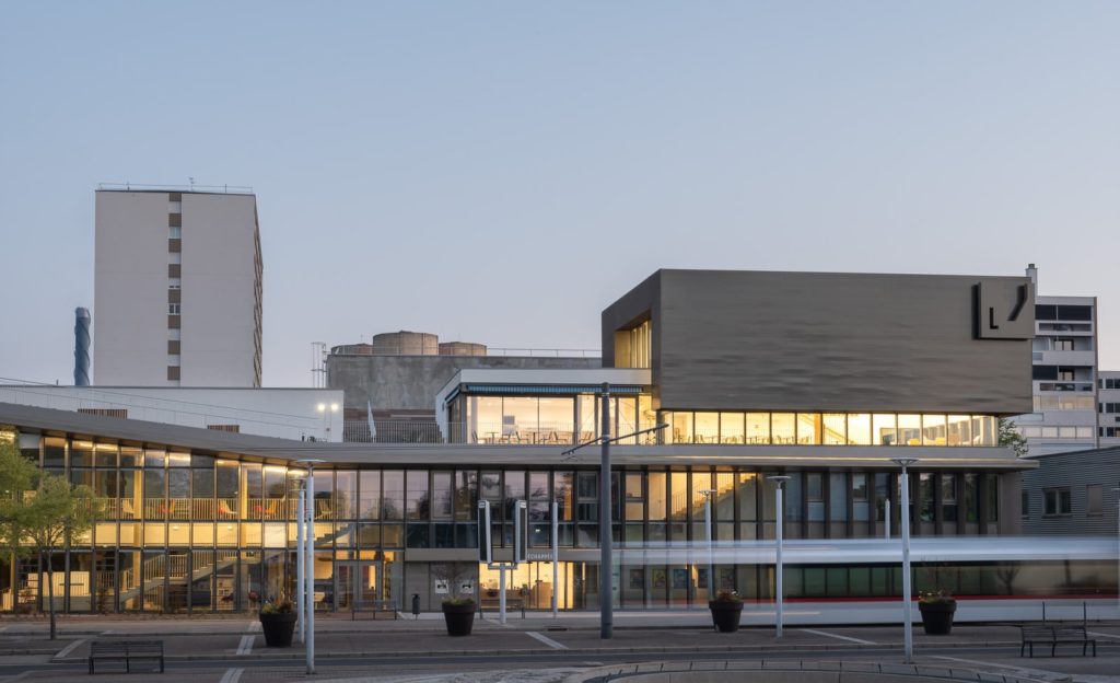 heure bleue sur les façades d'un bâtiment