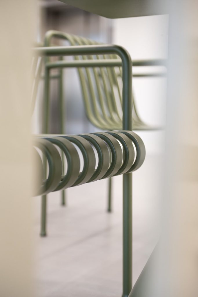 détail de chaise métallique