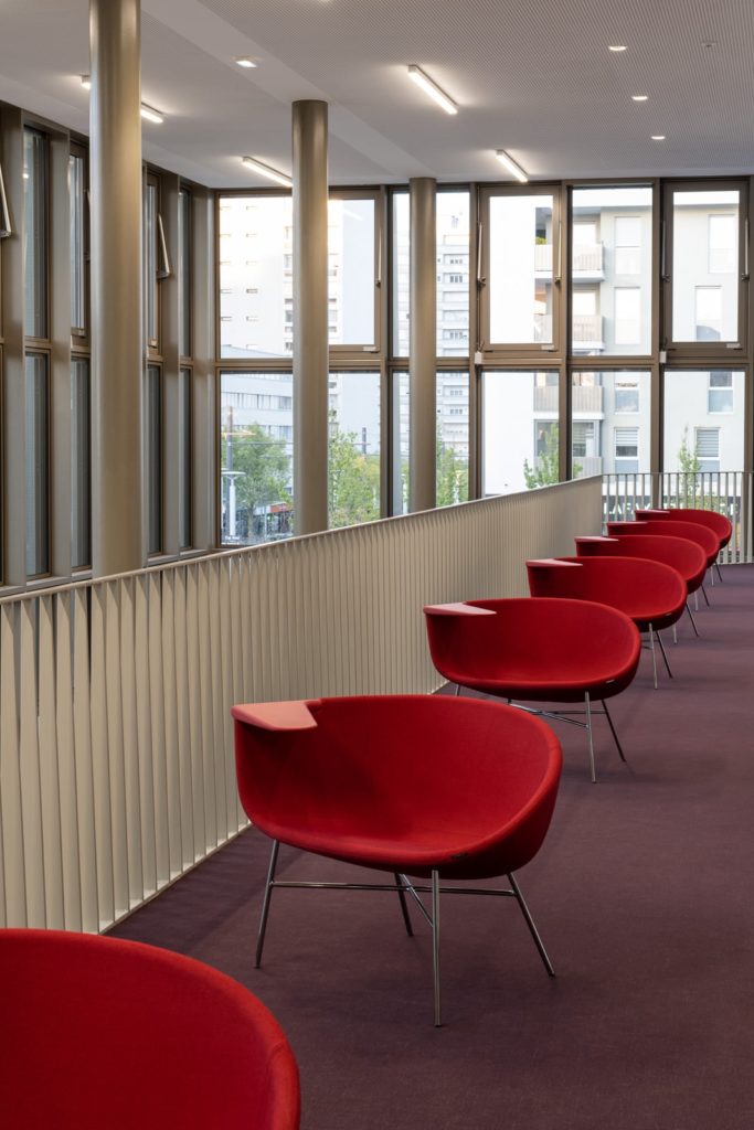 alignement de fauteuils rouges