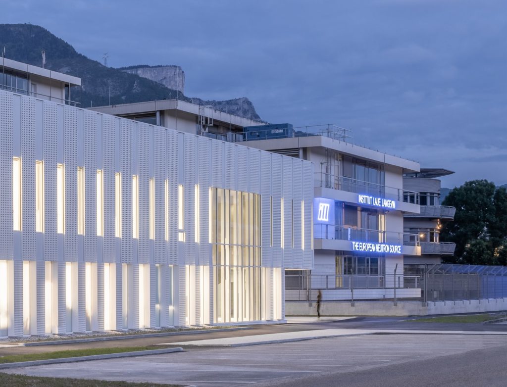 façade de bureaux à l'heure bleue