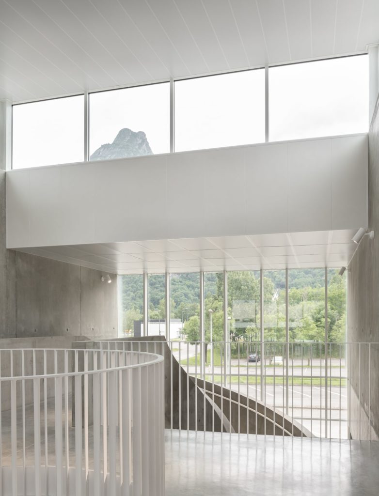 hall avec vue sur montagne