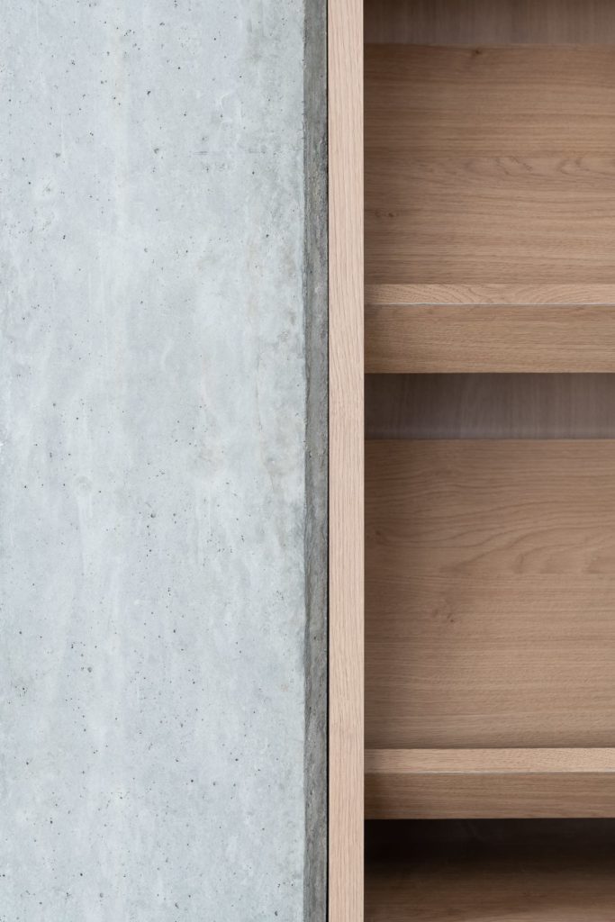 détail menuiserie dans béton