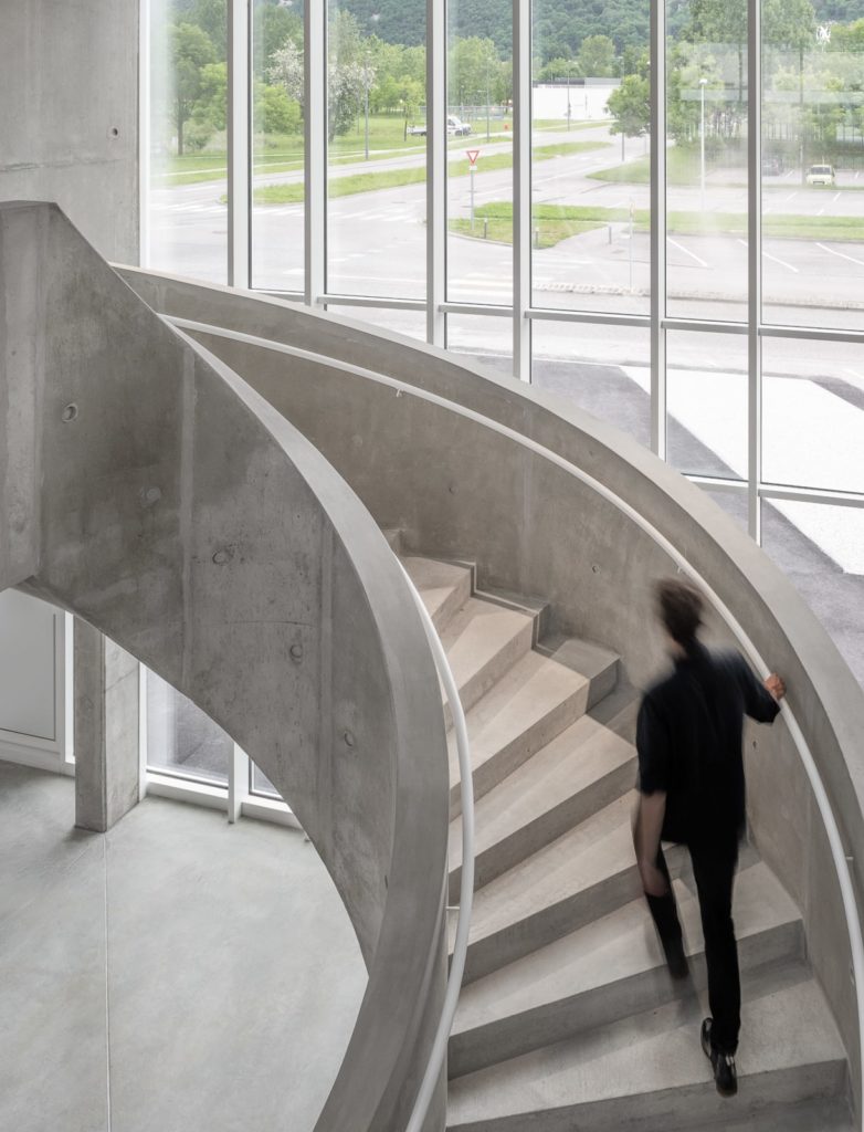 silhouette qui monte l'escalier en béton