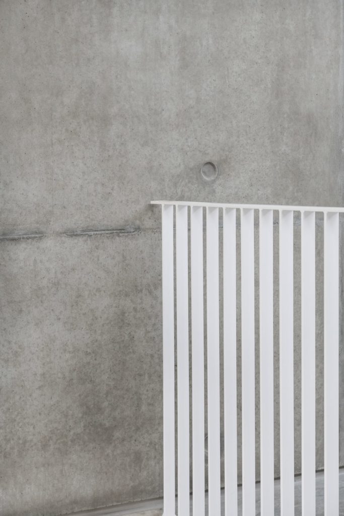 détail garde corps et mur béton