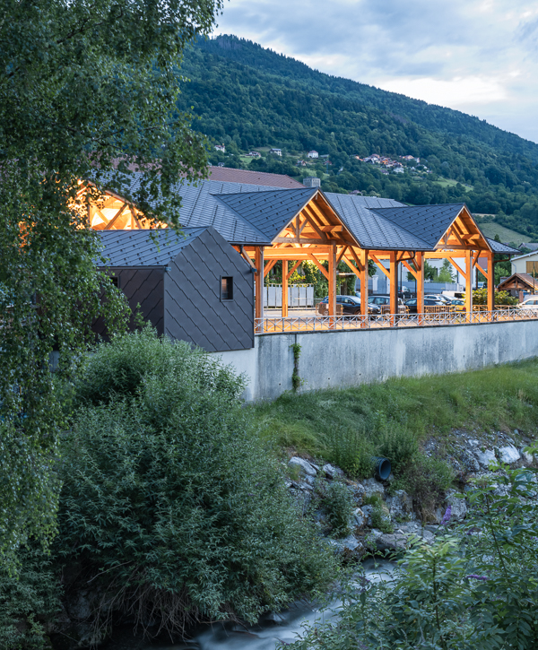 halle couverte à l'heure bleue